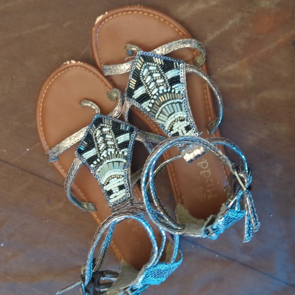 Absolutely adorable girls mud sandals with bead detailing - Picture 7 of 8